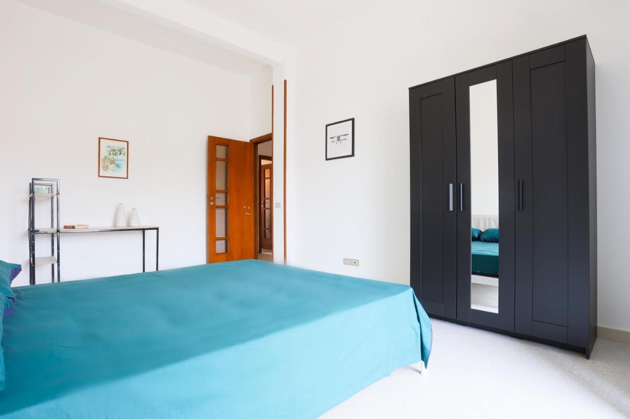 Bright Apartment Near The Sea With Parking Салерно Екстериор снимка