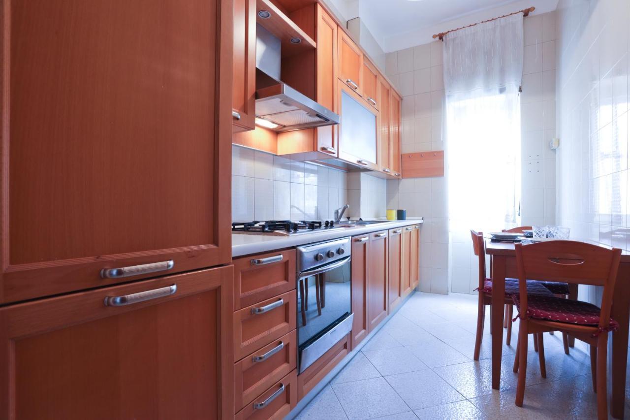 Bright Apartment Near The Sea With Parking Салерно Екстериор снимка